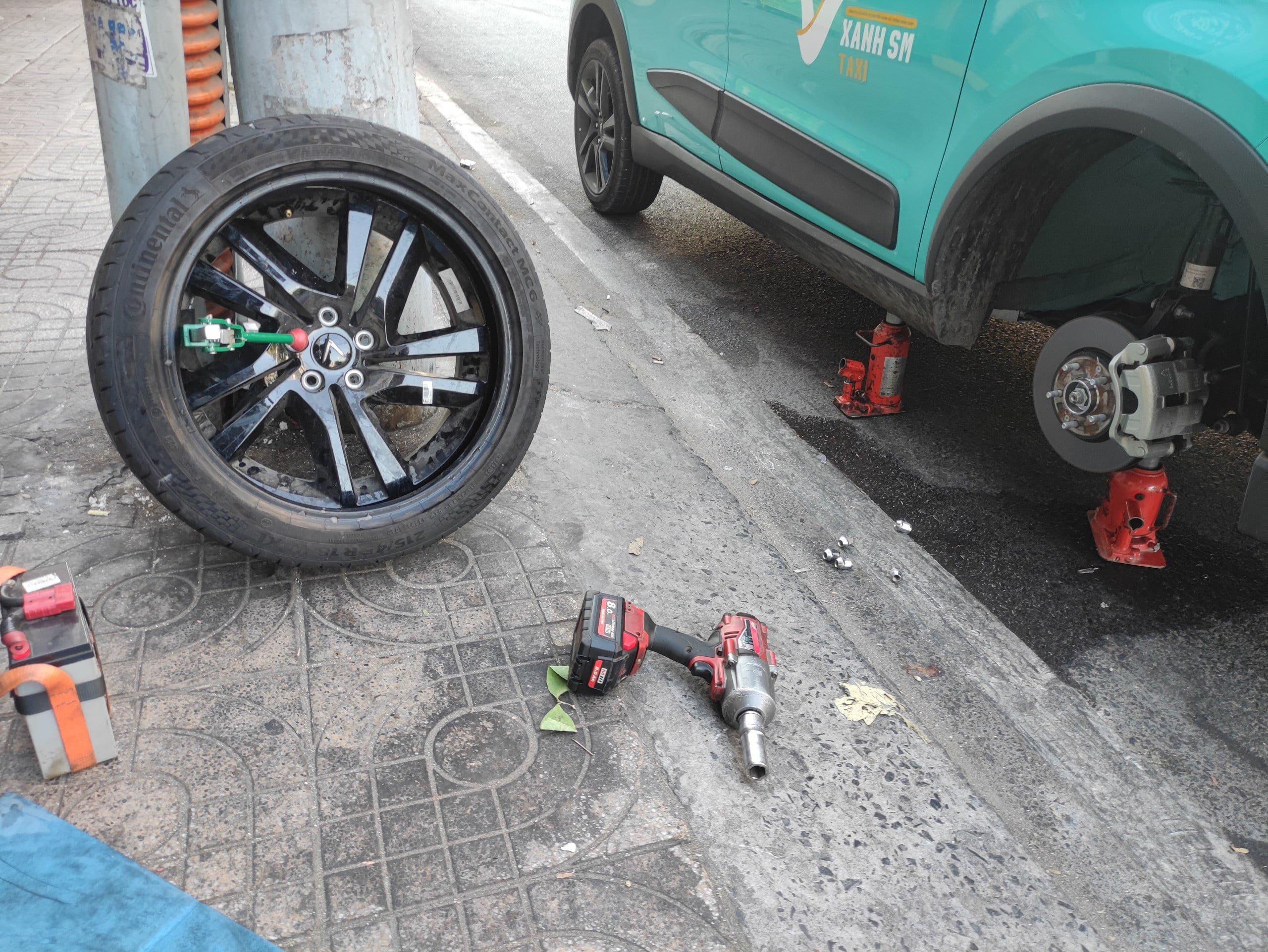 Vá lốp ô tô tại nhà bằng miếng cao su non