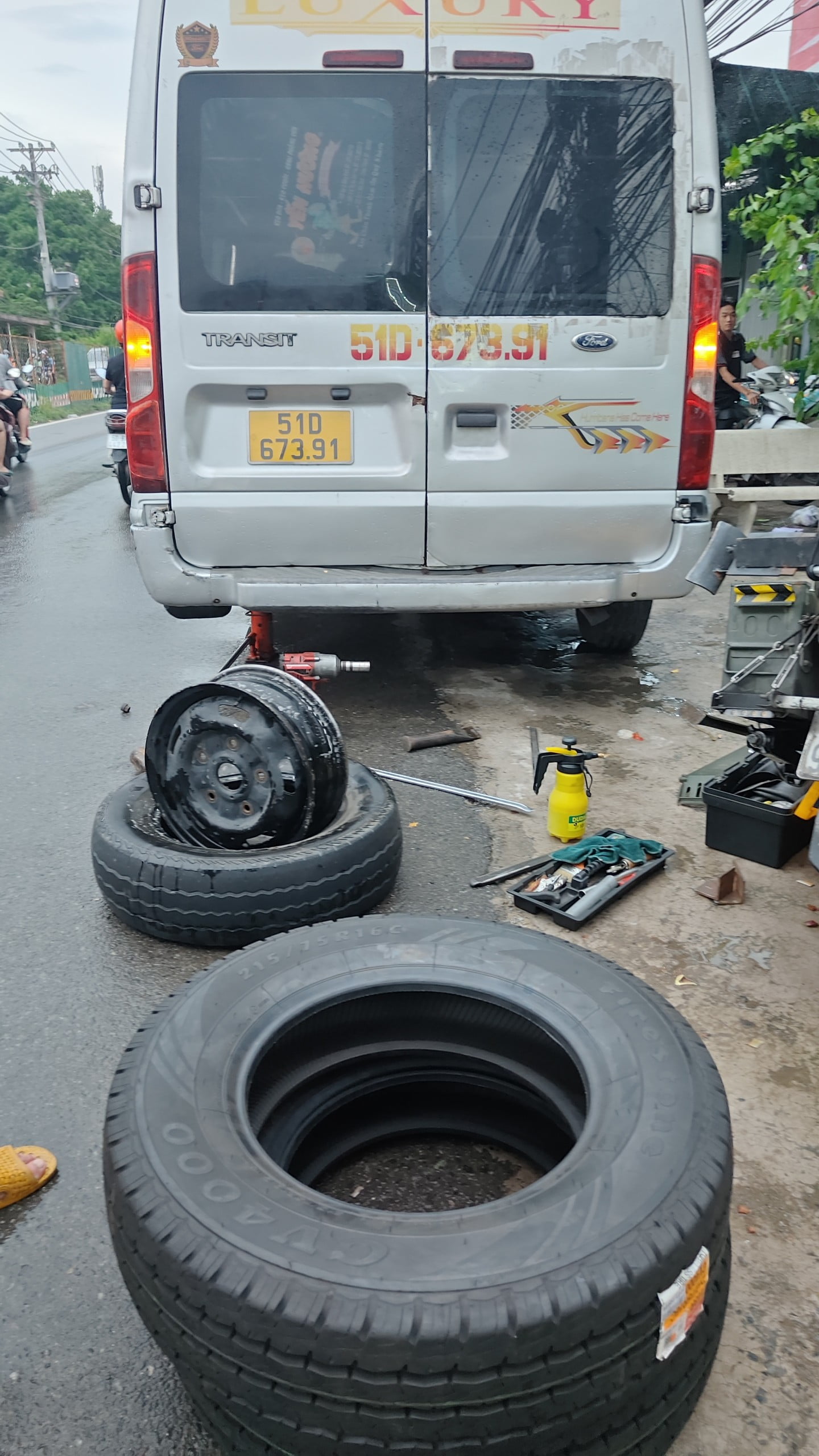 Nên vá xe ô tô ở đâu uy tín
