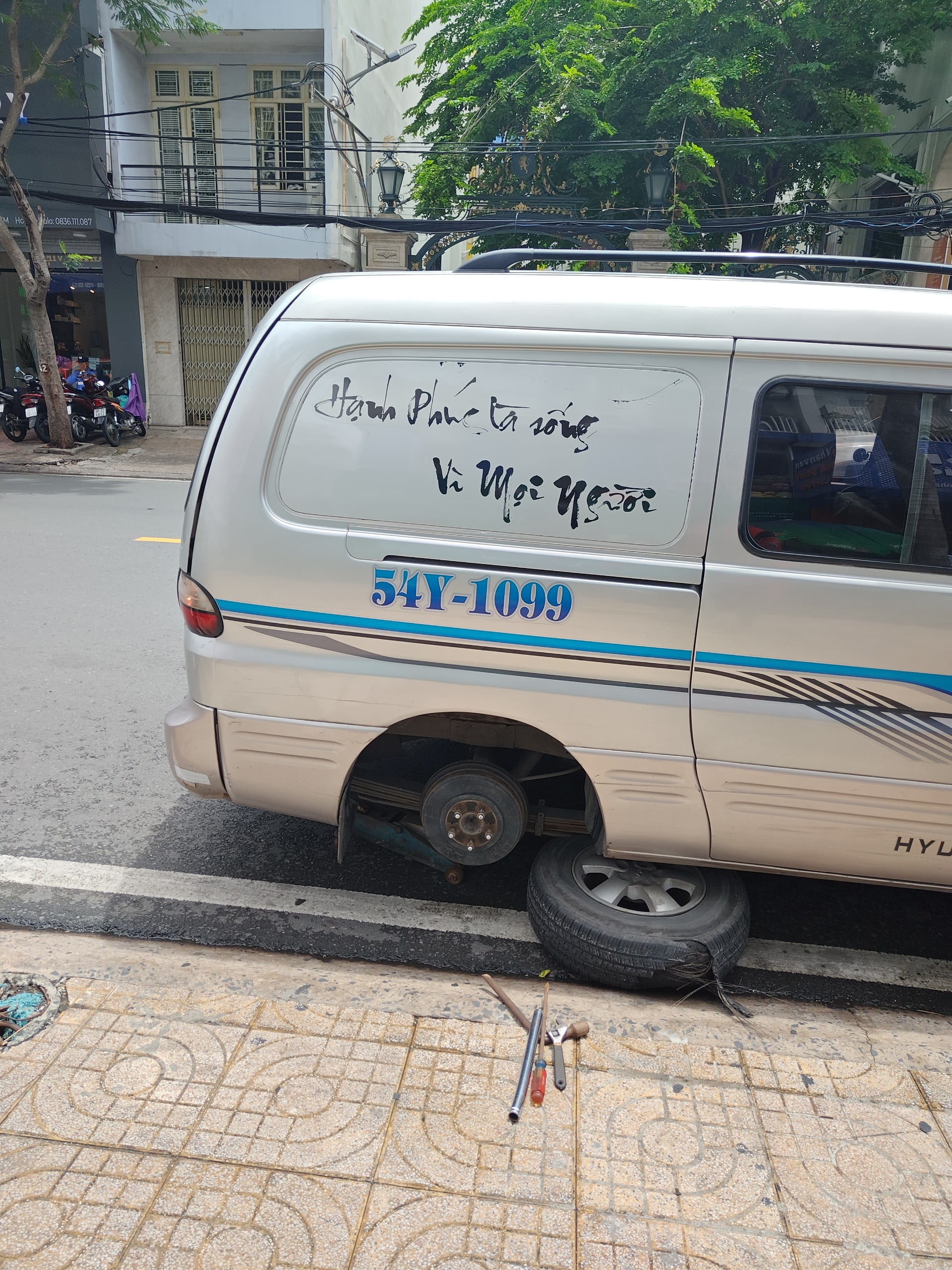 Vá xe ô tô lưu động quận 9 đêm khuya