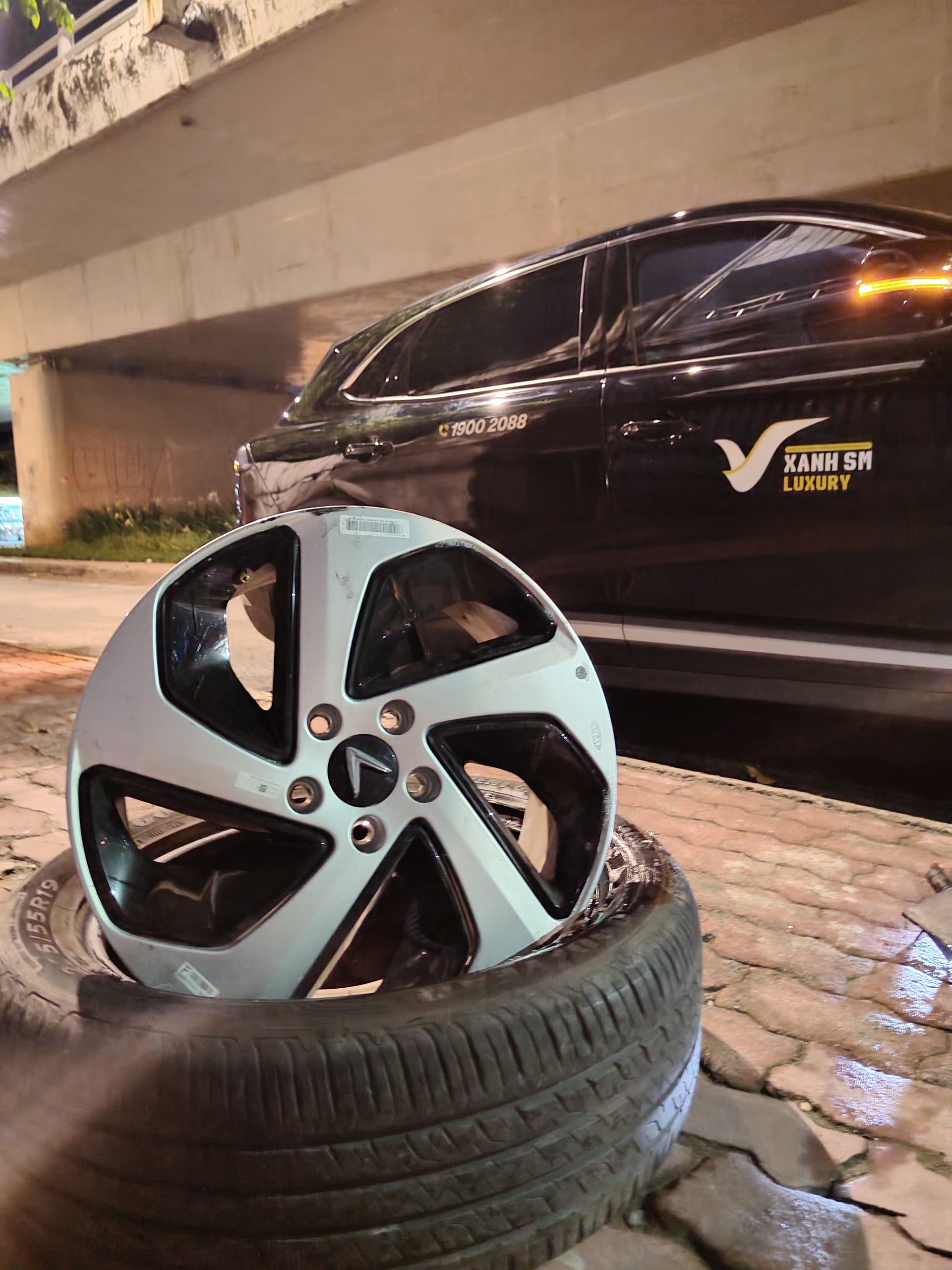 Vá xe ô tô lưu động quận 9 đêm khuya