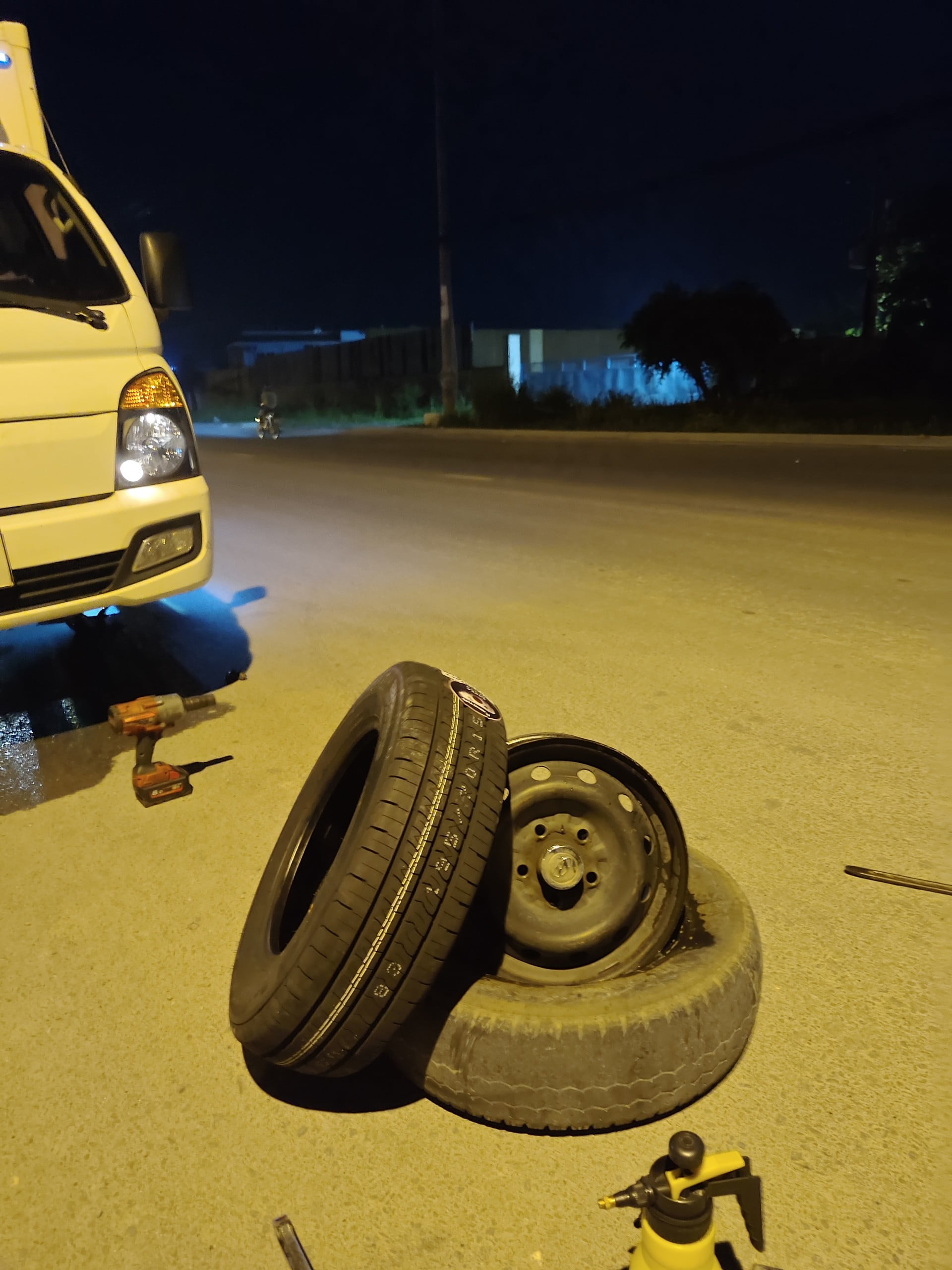 Vá xe ô tô lưu động quận 9 đêm khuya