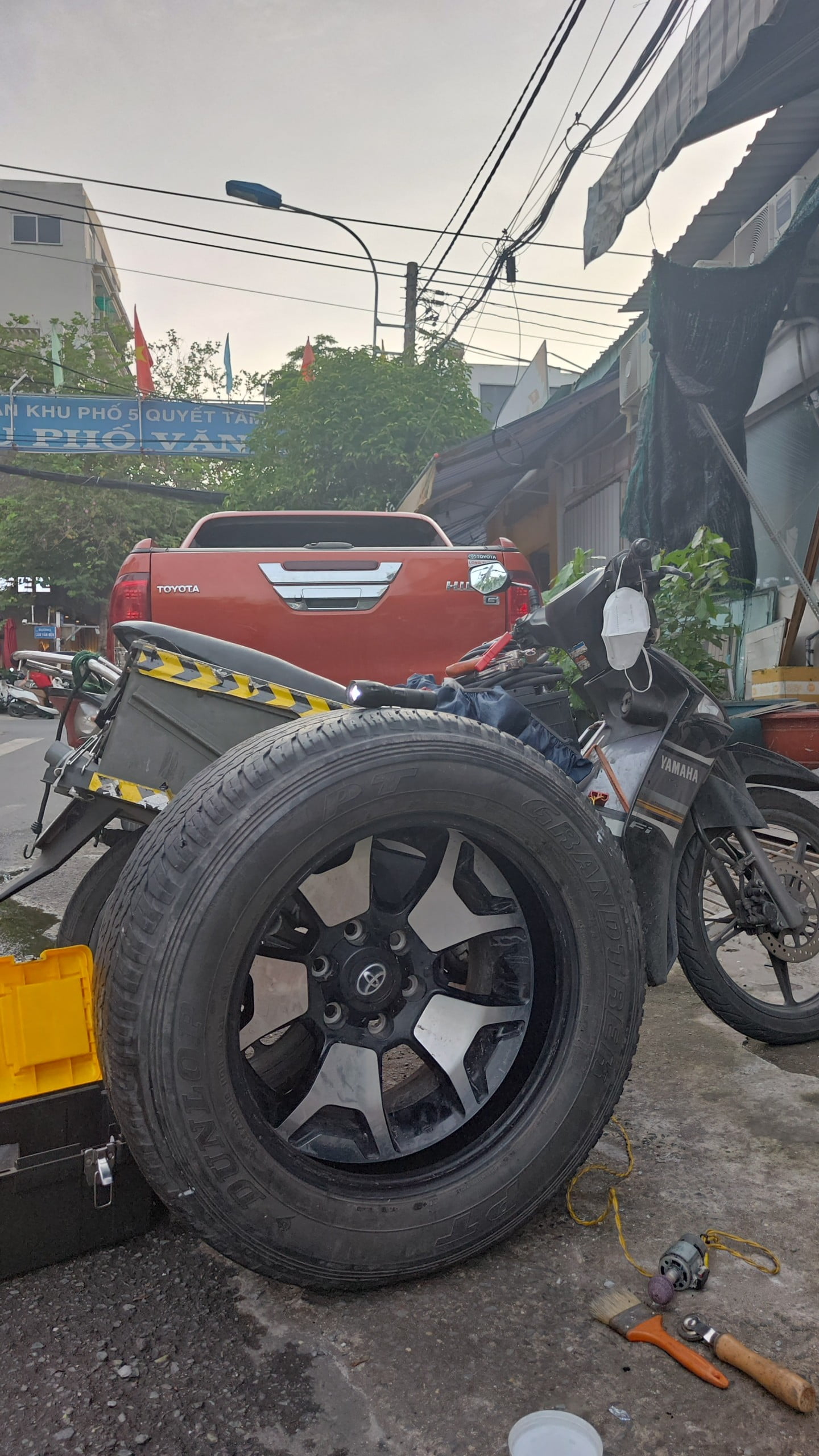 Chiến Cứu Hộ chuyên cung cấp các dịch vụ cứu hộ và sửa chữa xe hơi