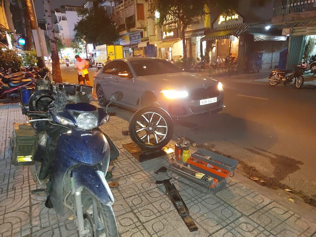 Vá vỏ lưu động BMW tại quận 1